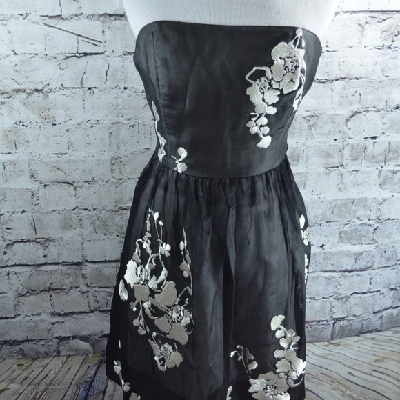 White House Black Market Dresses & Skirts - WHBM Floral Embroidered Silk Strapless Dress